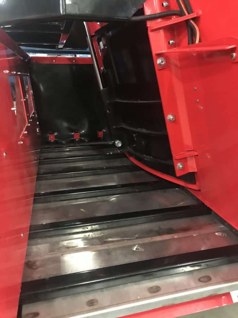Porte de déchargement frontale et convoyeur